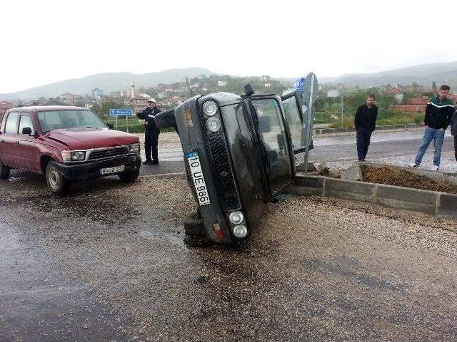 Bigadiç'te Trafik Kazası: 3 Yaralı