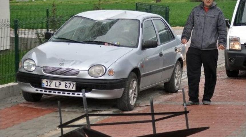 Binanın Baca R&uuml;zgarlığı Otomobilin &Uuml;zerine D&uuml;şt&uuml;