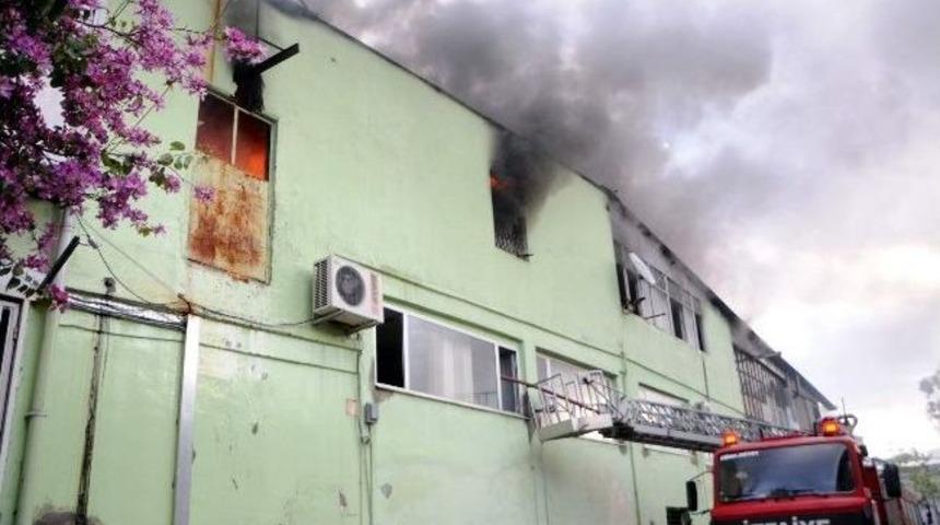 Oto Kaportacı D&uuml;kkanında Yangın &Ccedil;ıktı