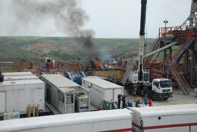 Petrol Kuyusunda Yangın Çıktı