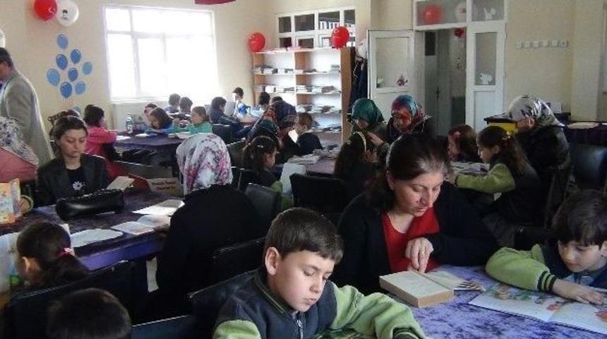 (&ouml;zel Haber) Demirci&rsquo;de Minikler Anneleriyle Birlikte Okuma Saati Yapıyor