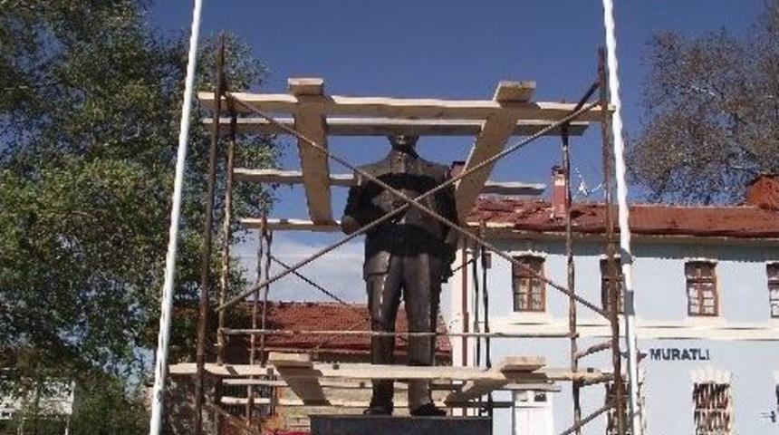 Atatürk Büstü Boyanıyor