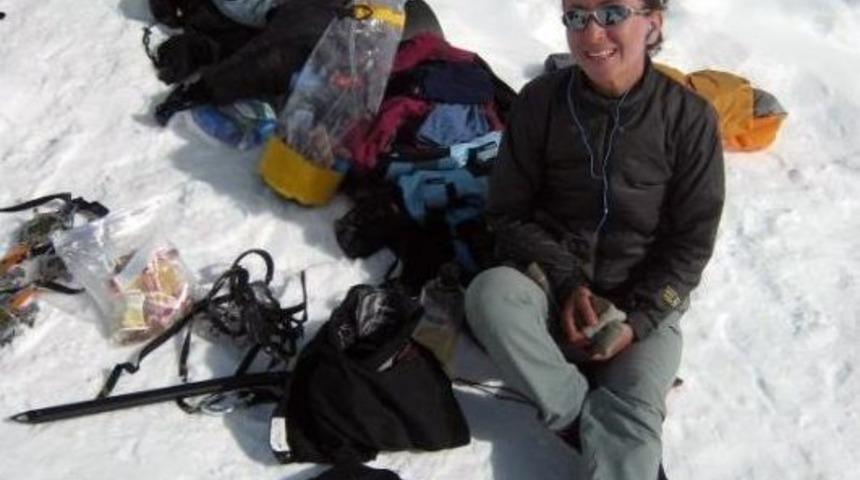 T&uuml;rk Profes&ouml;rden Everest Dağı&rsquo;ndan Ailesine &lsquo;iyiyim&rsquo; Mesajı