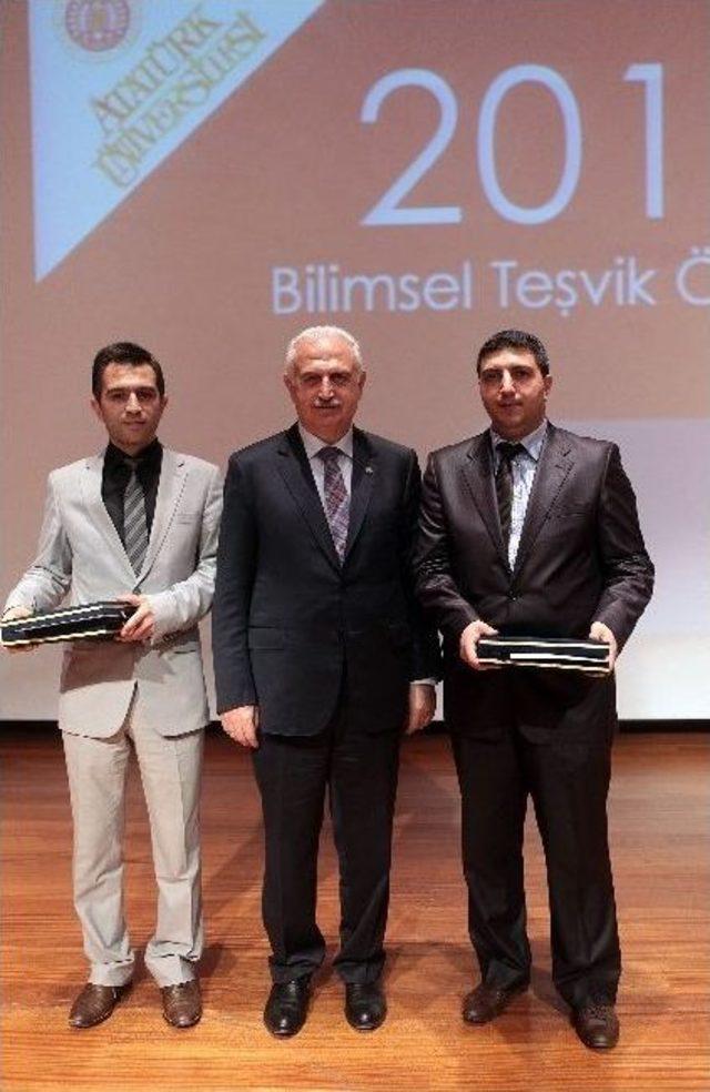 Atatürk Üniversitesi’nde Bilimsel Teşvik Ödülleri Ve Akademik Giysi Töreni…