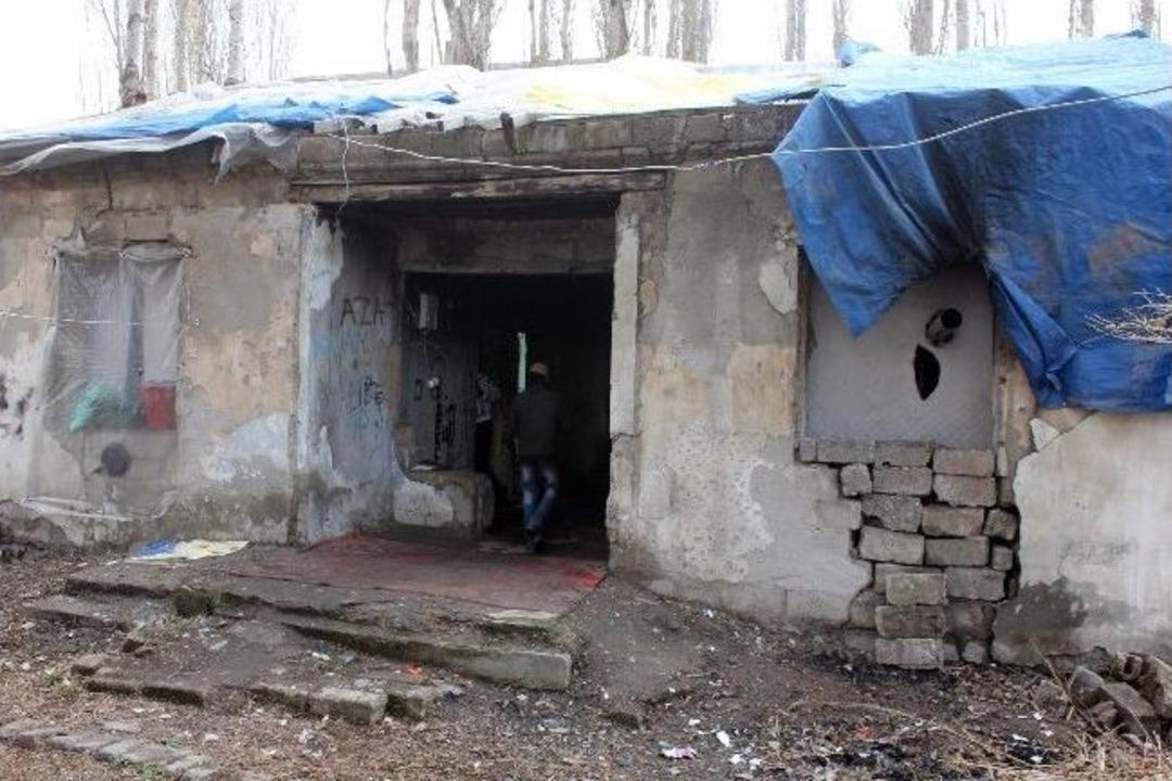 (&ouml;zel Haber) Savaştan Ka&ccedil;tılar, Kapısız Evde Sefalet İ&ccedil;inde Yaşıyorlar