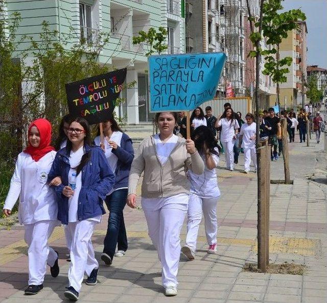 Çorlu'da Öğrenciler '7'den 70'e Sağlıkçılar El Ele' Projesi Kapsamında Yürüdü