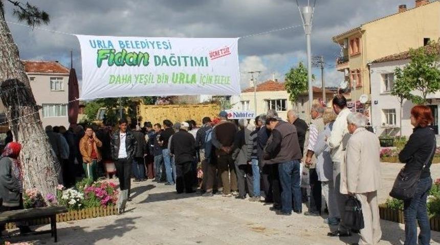 Urla Belediyesi Daha Yeşil Bir Urla İ&ccedil;in Fidan Dağıttı