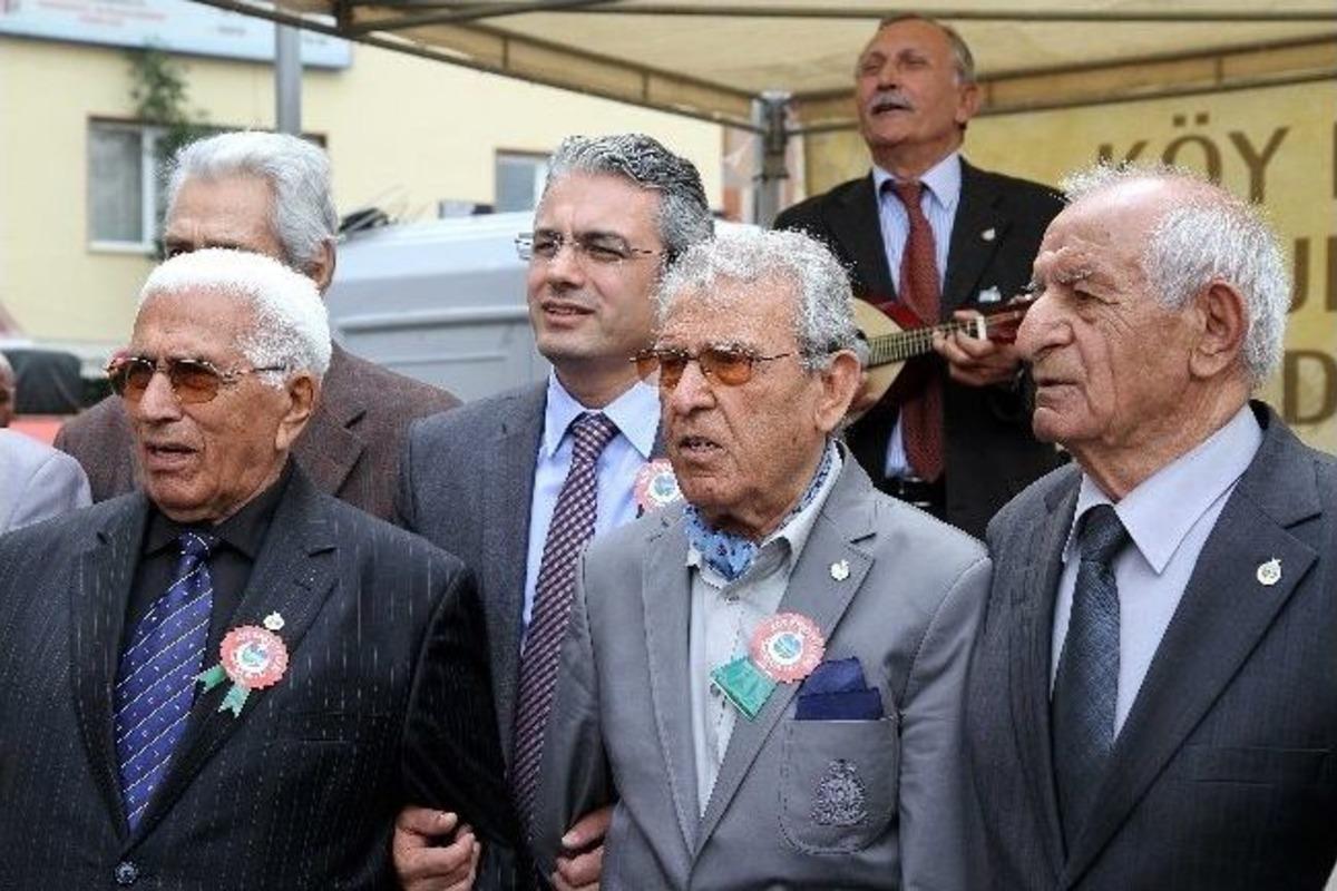 K&ouml;y Enstit&uuml;lerine Duygulandıran Kutlama