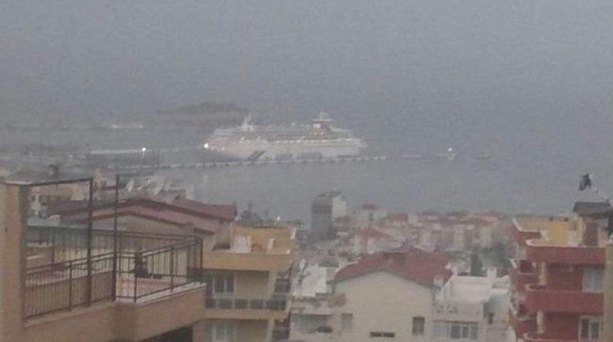 Kuşadası&rsquo;nda Yağmur Ve Fırtına Etkisini S&uuml;rd&uuml;r&uuml;yor