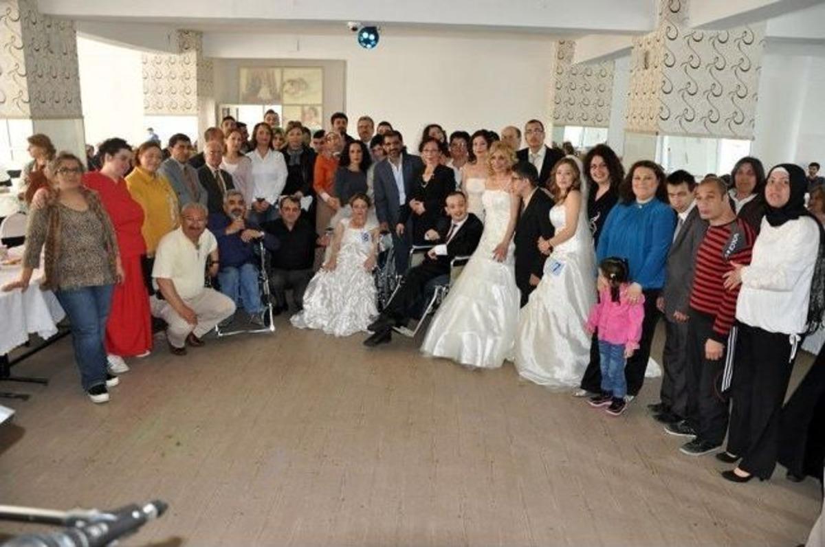 Engellilerden D&uuml;ğ&uuml;n Gibi Defile