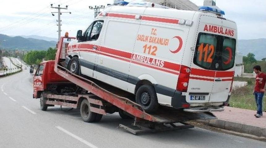 Niksar&rsquo;da Ambulansla Otomobil &Ccedil;arpıştı