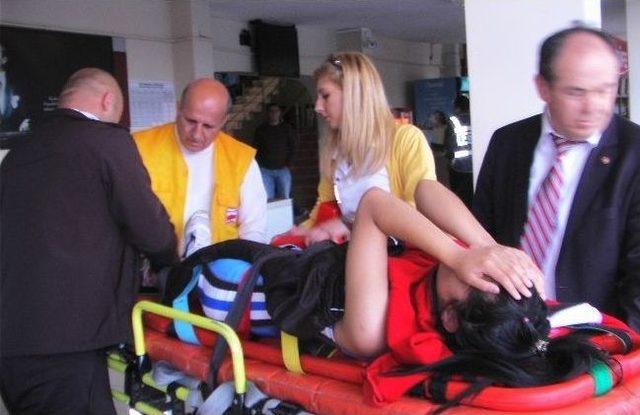 Türkiye Şampiyonasında Yarışan Bayan Güreşçi, Başından Darbe Alarak Yaralandı