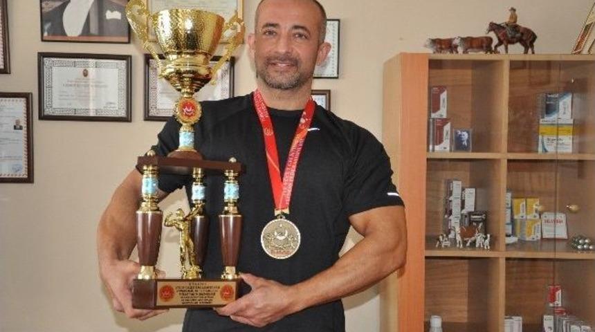 Veteriner Hekim T&uuml;rkiye V&uuml;cut Geliştirme Şampiyonu Oldu