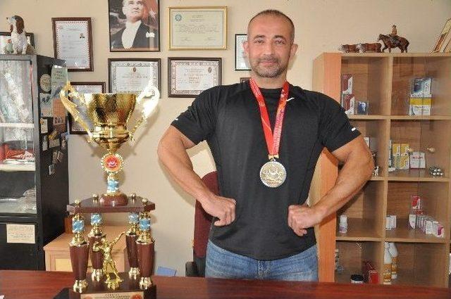 Veteriner Hekim Türkiye Vücut Geliştirme Şampiyonu Oldu