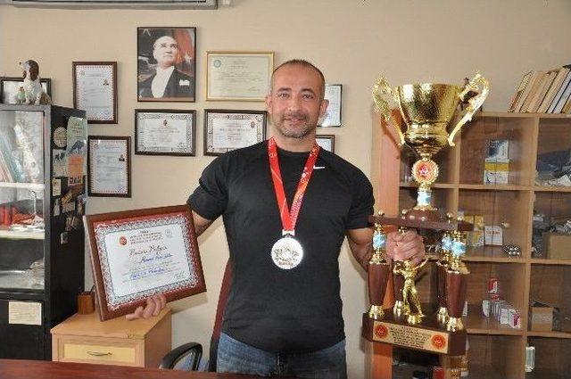 Veteriner Hekim Türkiye Vücut Geliştirme Şampiyonu Oldu