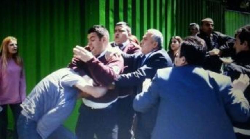 İstanbul &Uuml;niversitesi&rsquo;ndeki Arbede Kamerada