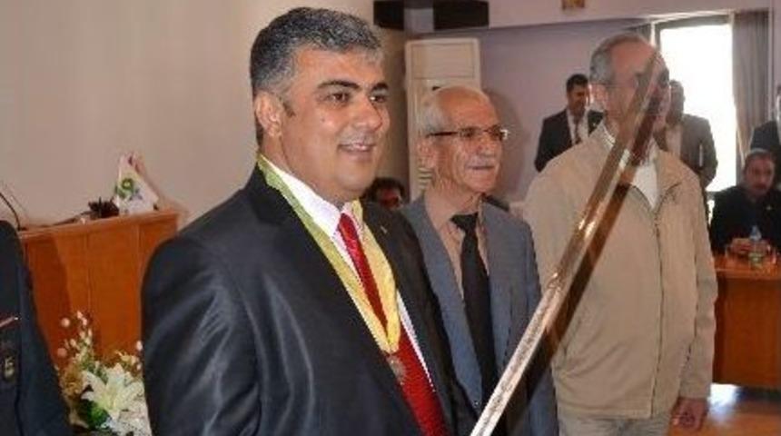 Başkan &Ouml;zg&uuml;ven&rsquo;e Kılı&ccedil; Verdiler