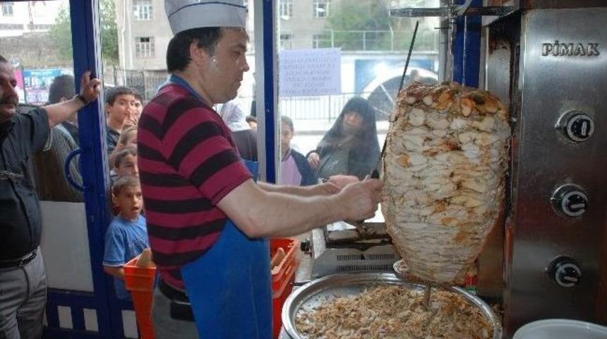 Niksar&rsquo;da Bedava D&ouml;ner Ve Yemek Dağıtıldı