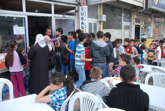 Niksar’da Bedava Döner Ve Yemek Dağıtıldı