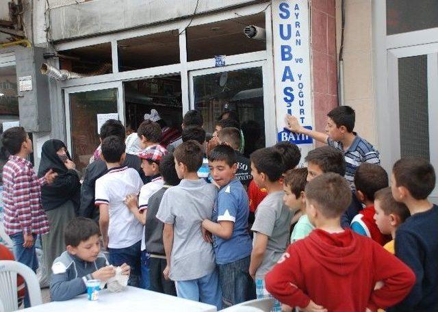 Niksar’da Bedava Döner Ve Yemek Dağıtıldı