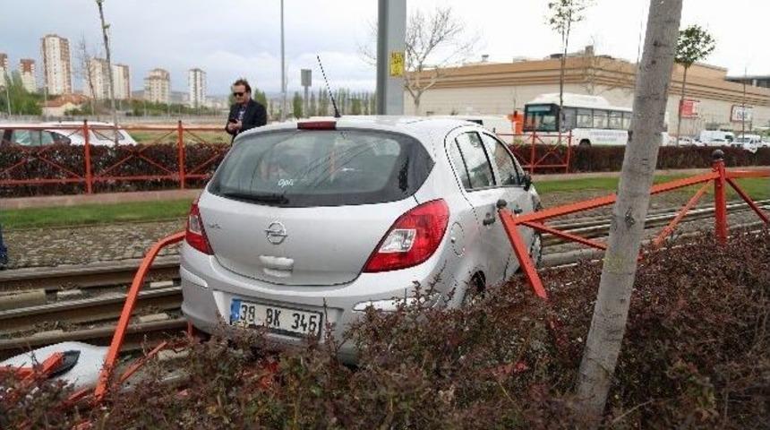 Otomobil Tramvay Yoluna &Ccedil;ıktı