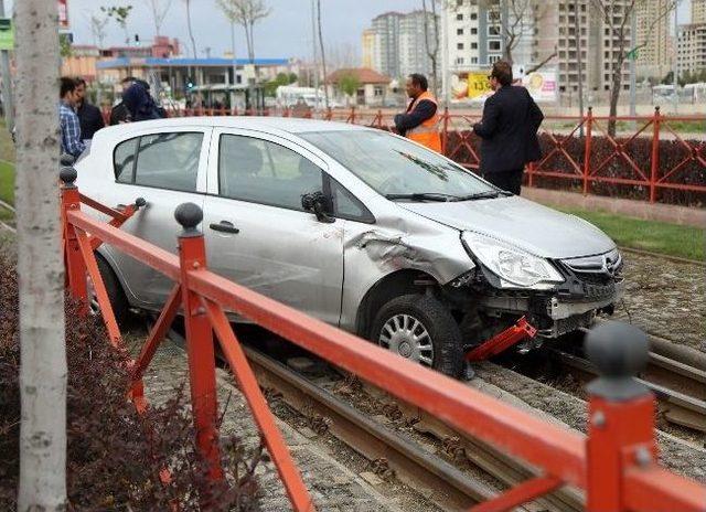 Otomobil Tramvay Yoluna Çıktı