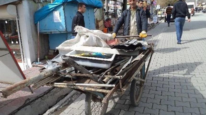 Hurda Toplayarak Ge&ccedil;imini Sağlıyor