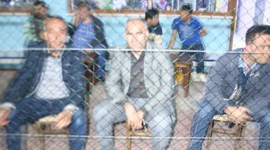 Osmaneli'de Daire Amirleri Haftanın Stresini Halı Sahada Attılar