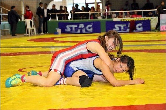 Genç Kadınlar Türkiye Güreş Şampiyonası Edirne’de Başladı