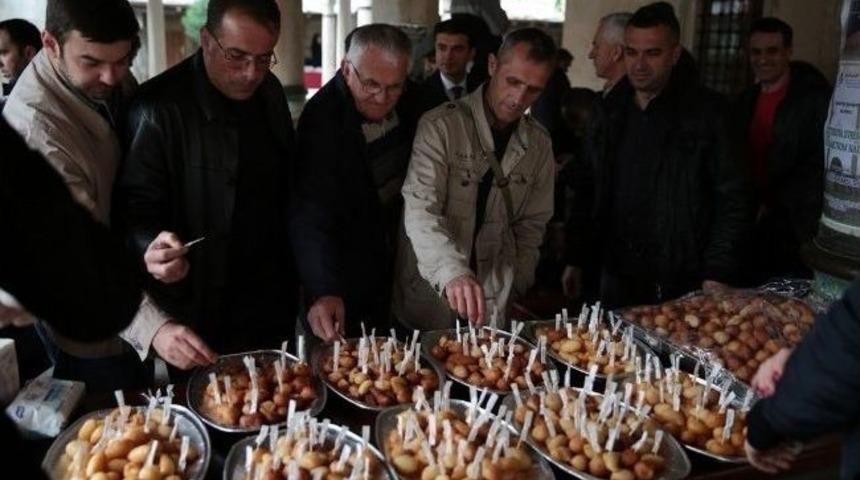 Mostar'da S&uuml;nnet Ş&ouml;leni &Ouml;nce Lokma Dağıtıldı