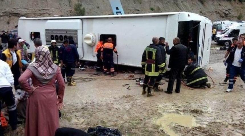 Isparta'da Feci Kaza: 3 &Ouml;l&uuml;, &Ccedil;ok Sayıda Yaralı