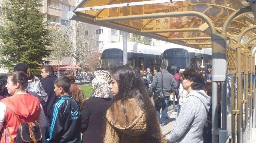 &Ouml;ğrencilerin Tramvaya Ka&ccedil;ak Binmesi Gerginliğe Neden Oldu