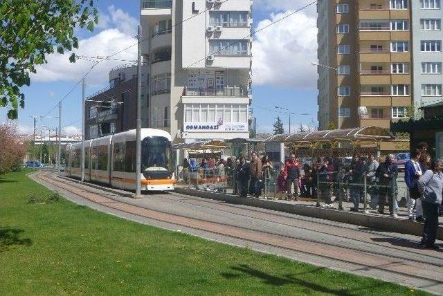 Öğrencilerin Tramvaya Kaçak Binmesi Gerginliğe Neden Oldu