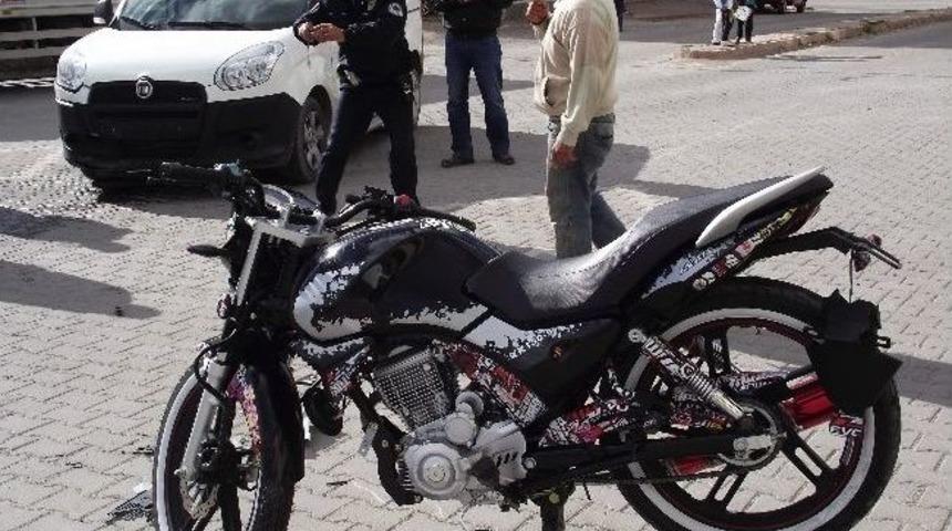 Hafif Ticari Ara&ccedil; Motosikletle &Ccedil;arpıştı: 1 Yaralı