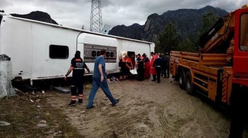 Yolcu Otob&uuml;s&uuml; Yan Yattı: 3 &Ouml;l&uuml;, 20 Yaralı