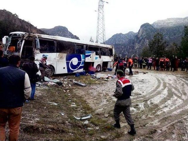 Yolcu Otobüsü Yan Yattı: 3 Ölü, 20 Yaralı