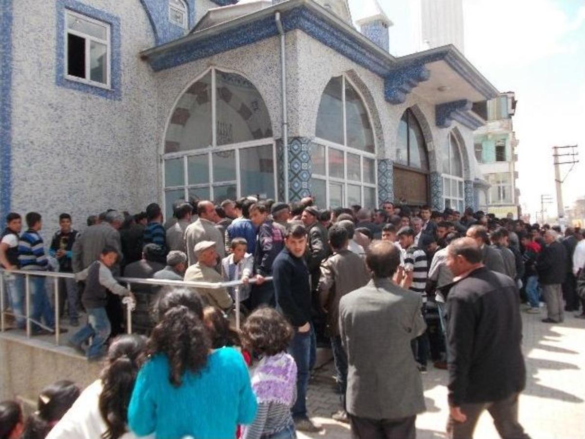 &Ouml;zalp'ta Sakalı Şerif İzdihamı