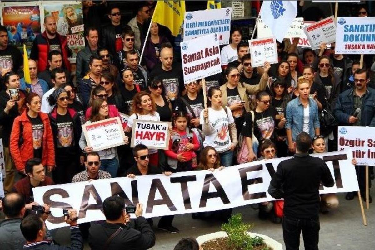 &Ccedil;&ouml;km&uuml;ş Halde İstiklal Marşı&rsquo;na Eşlik Ettiler