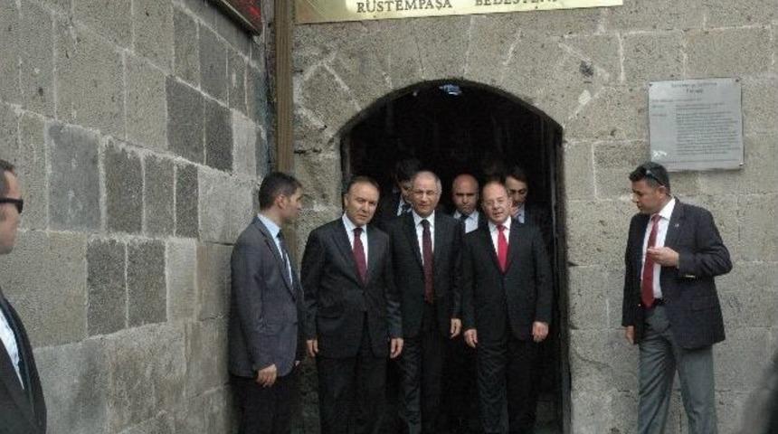 Bakan Ala, Vatandaşlara G&uuml;l Dağıttı