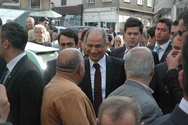 Bakan Ala, Vatandaşlara G&uuml;l Dağıttı 1