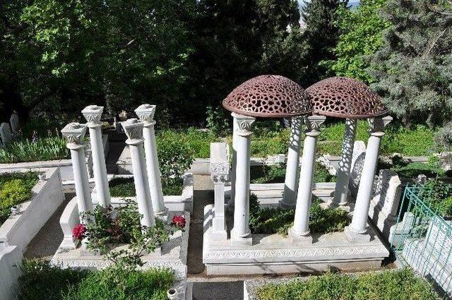 Zeki M&uuml;ren in Babasının Mezarında Hırsızlık Şoku 1