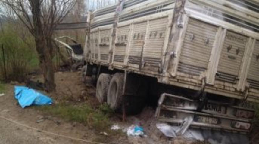 Kahramanmaraş'ta İki Kamyon &Ccedil;arpıştı: 1 &Ouml;l&uuml;, 1 Yaralı