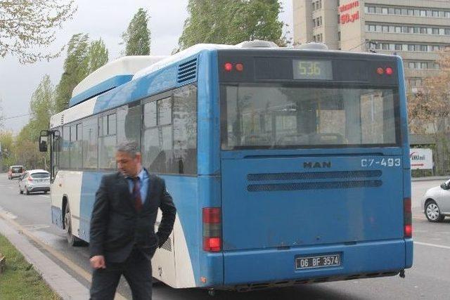 Ankara'da Rüzgar, Trafiği Ve Araçları Etkiledi