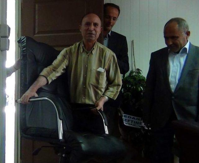 Erciş Belediye Başkanı Diba Keskin, Eski Makam Koltuğunu Çaycısına Hediye Etti