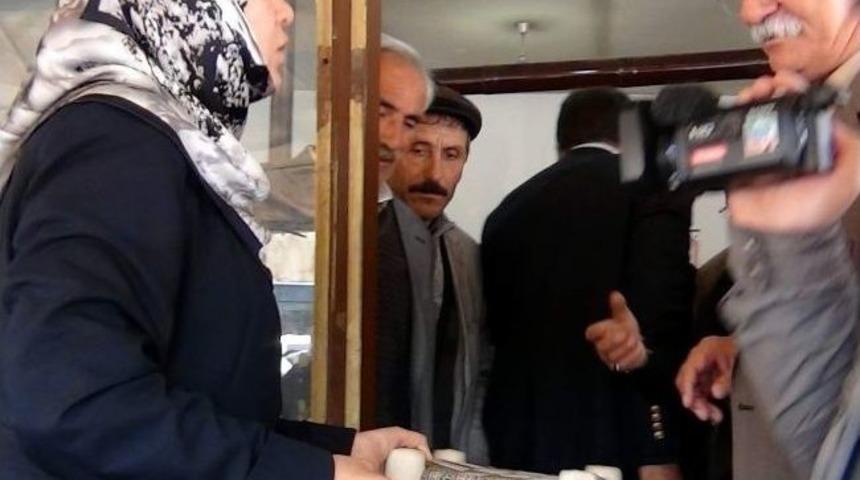 Erciş'te Kaldırımlara Kadın Eli Değdi