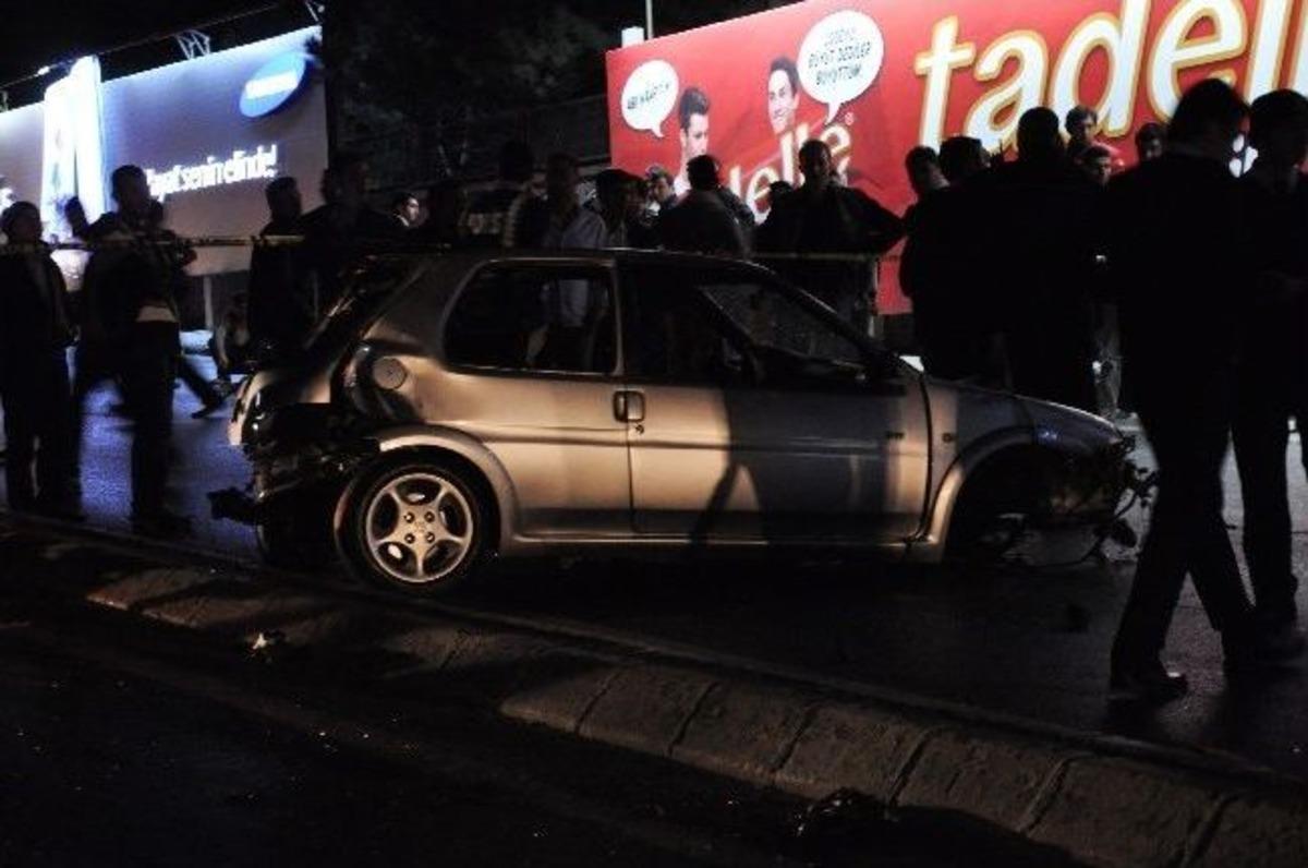 Kontrolden &Ccedil;ıkan Otomobil Direğe &Ccedil;arptı: 2 &Ouml;l&uuml;, 2 Yaralı