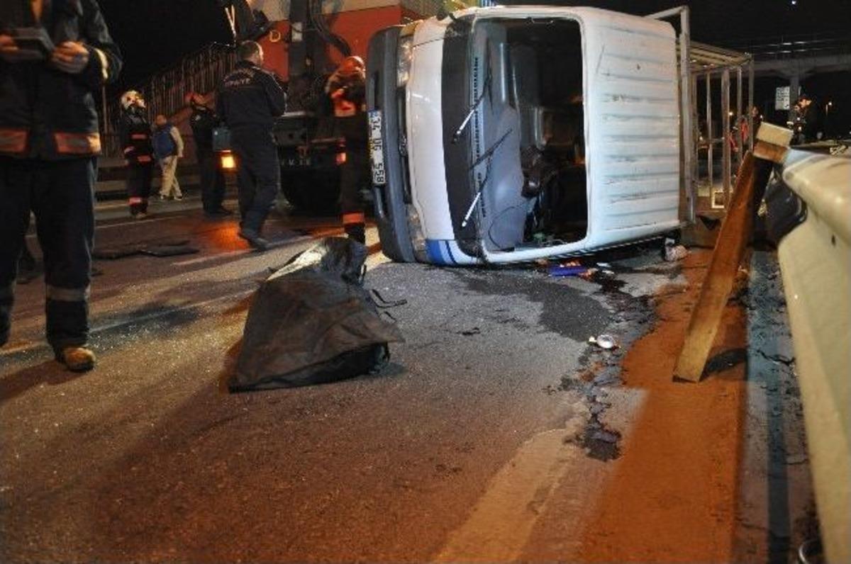 K&uuml;&ccedil;&uuml;k&ccedil;ekmece'de T&uuml;p Y&uuml;kl&uuml; Ara&ccedil; Devrildi: 1 &Ouml;l&uuml;, 1 Yaralı