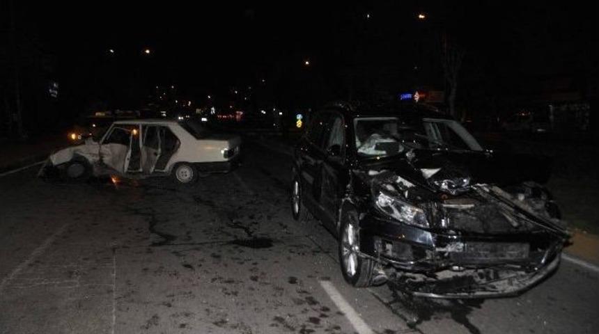 Antalya&rsquo;da Trafik Kazası:2 Yaralı