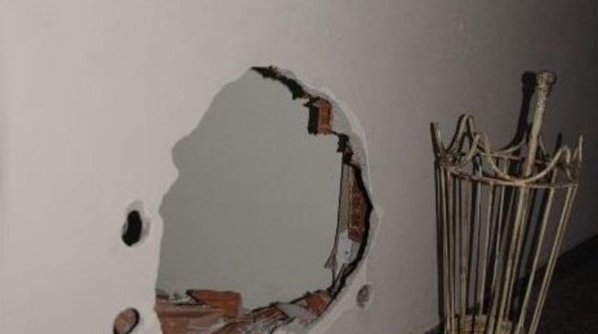 Antalya&rsquo;da Duvarı Delip Kuyumcu Soydular