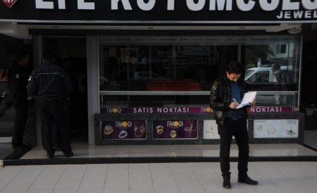 Antalya&rsquo;da Duvarı Delip Kuyumcu Soydular 1